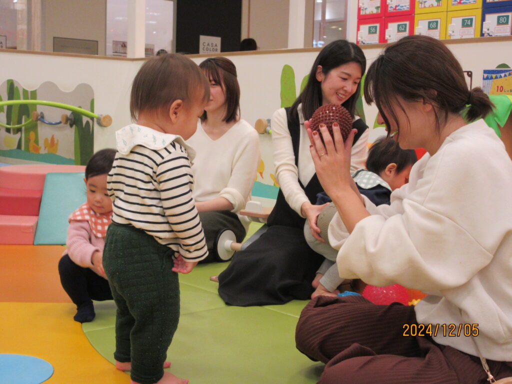 赤ちゃんイベント♪ 　ボールであそぼう　