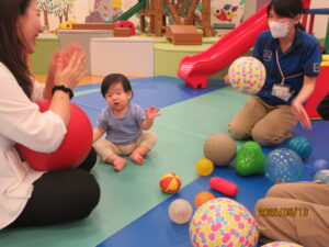 赤ちゃんイベント♪ボールで遊ぼう