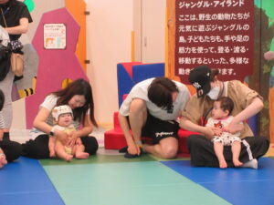 赤ちゃんイベント あじさいはいはいチャレンジ🥇