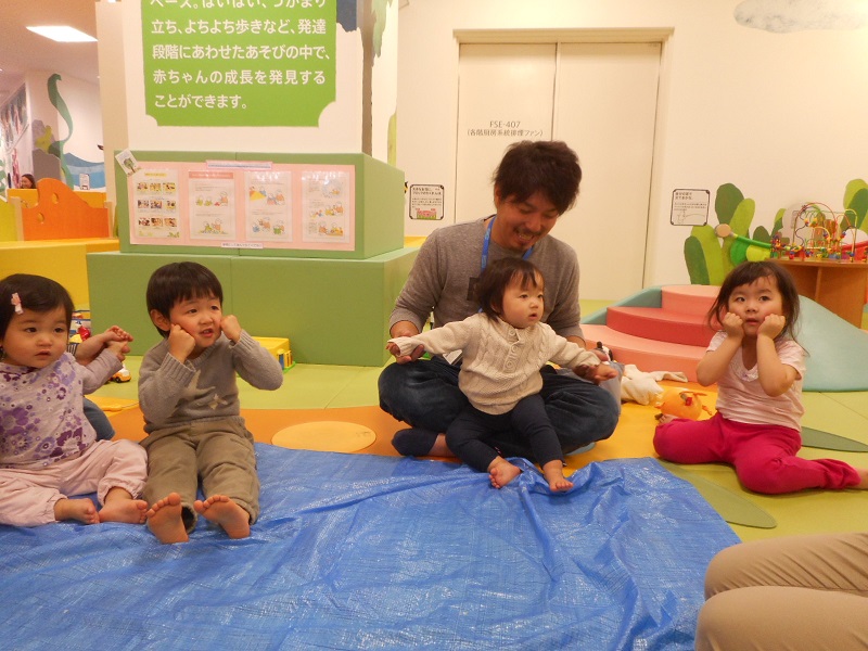 赤ちゃんの日 「かんてんねんどでかがみもちを作ろう!」