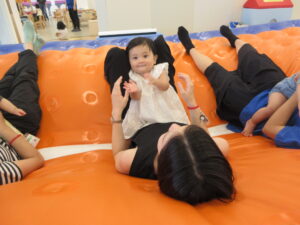 成長をみんなでお祝い!はいはいチャレンジ&1歳のお誕生日会!
