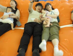 親子で笑顔いっぱい♪はいはいチャレンジ&1歳のお誕生日会!