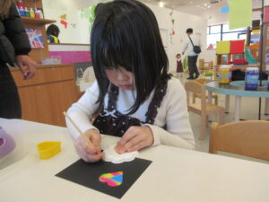 親子で楽しむ♪1月クラフト体験会の様子