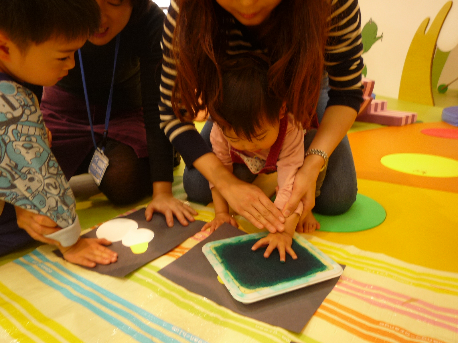 手形スタンプで花火を描こう