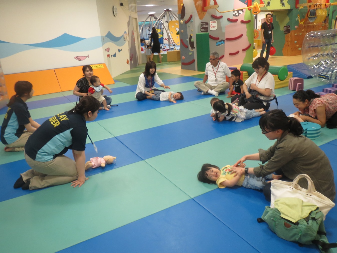 新聞紙で遊んだよ♪