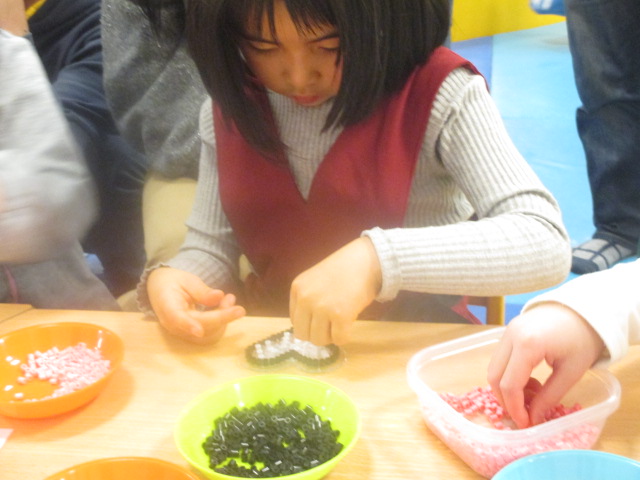 2月9日 バレンタインイベント「ハマビーズでチョコレート作り」のご報告